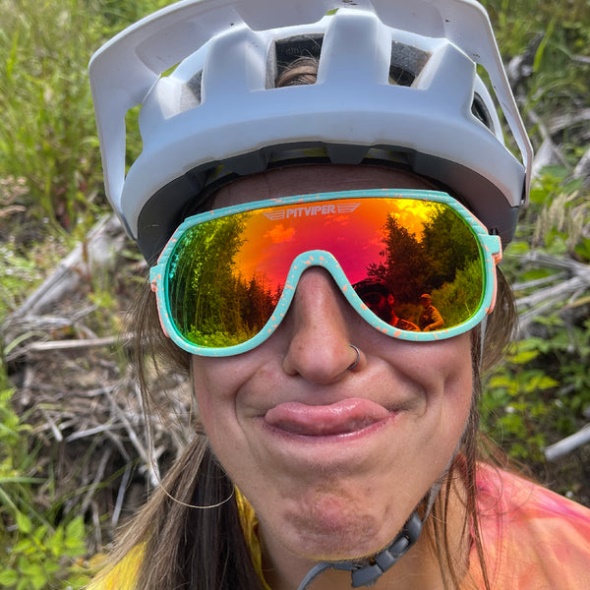 Die Pfirsiche Und Die Grüne Grand-Prix-Grubenotter-Mode